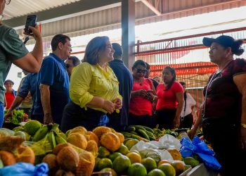 Pré-candidata ao governo, Maria do Carmo faz corpo a corpo com agricultores de Coari e apresenta projetos para produção rural