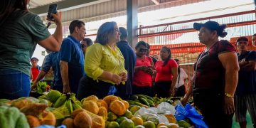 Pré-candidata ao governo, Maria do Carmo faz corpo a corpo com agricultores de Coari e apresenta projetos para produção rural