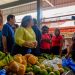 Pré-candidata ao governo, Maria do Carmo faz corpo a corpo com agricultores de Coari e apresenta projetos para produção rural