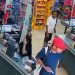 Vídeo mostra criminos0 dando tir0 durante assalt0 dentro de mercadinho no Amazonas