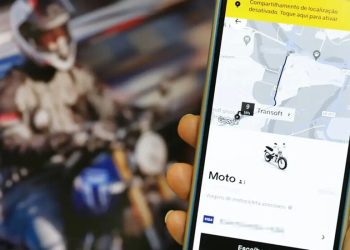 Motoqueiro de app diminui velocidade para passageira ser r0ubada em Manaus