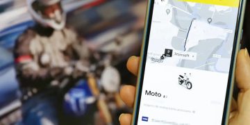Motoqueiro de app diminui velocidade para passageira ser r0ubada em Manaus
