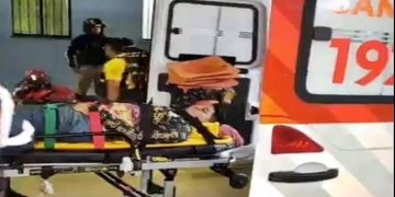 Sem CNH e documento da moto atrasada, motociclista tenta fugir da blitz e se arr3b3nta no Petrópolis