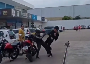 Vídeo: Mototaxistas venezuelanos se atracam na p0rrad@ em posto de combustíveis em Manaus