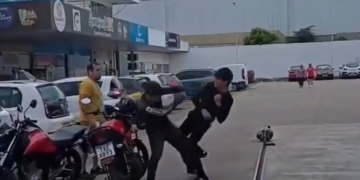 Vídeo: Mototaxistas venezuelanos se atracam na p0rrad@ em posto de combustíveis em Manaus