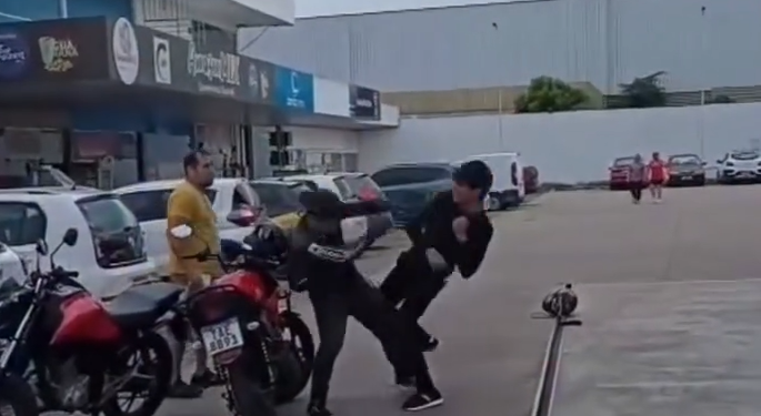 Vídeo: Mototaxistas venezuelanos se atracam na p0rrad@ em posto de combustíveis em Manaus