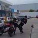 Vídeo: Mototaxistas venezuelanos se atracam na p0rrad@ em posto de combustíveis em Manaus