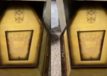 Vídeo: caixão de defunt0 que pesava de 180 quilos emperra na gaveta do cemitério