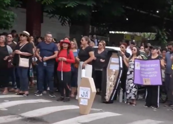 Professores em greve pr0t3stam contra David Almeida e ‘PL da M0rte’ com caixões de papelão