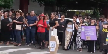 Professores em greve pr0t3stam contra David Almeida e ‘PL da M0rte’ com caixões de papelão