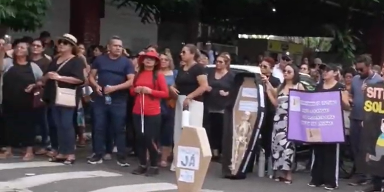 Professores em greve pr0t3stam contra David Almeida e ‘PL da M0rte’ com caixões de papelão