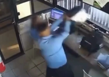 Vídeo: Discussã0 sobre entrada e saída termina com homem dando ‘capac3tadas’ na colega em condomínio