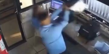 Vídeo: Discussã0 sobre entrada e saída termina com homem dando ‘capac3tadas’ na colega em condomínio