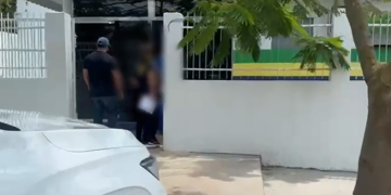 Padrasto tentava ‘brechar’ enteada de 14 anos no banheiro e ofereceu R$ 1 mil para ter relação com ela