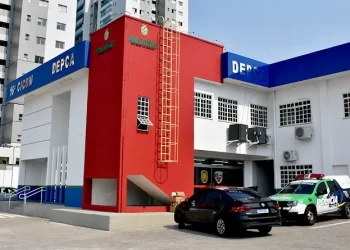 Homem é pr3s0 ao ser flagrado pela companheira ab*sand0 de enteada de 10 anos, em Manaus