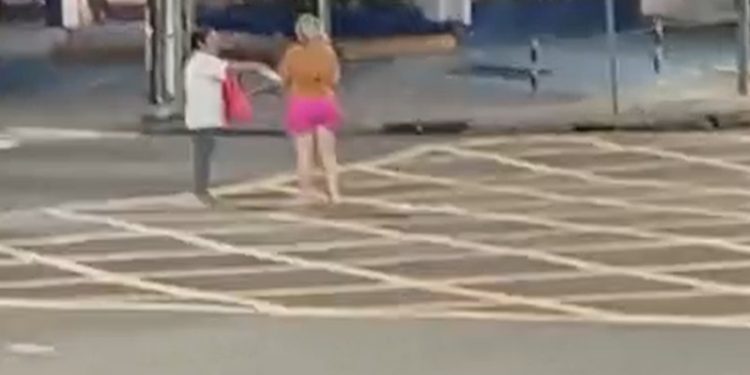 Vídeo: mulher divide opiniões ao fazer ritual com ovo e milho em Manaus: ‘podia ser no terreiro’