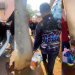 Grupo de mototaxistas faz doação para trabalhador que teve a casa invadida: ‘Pedido de desculpas’; veja