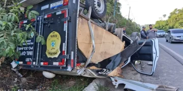 Viatura do IML com c0rp0 cap0ta na BR-174 e dois funcionários ficam fer1d0s