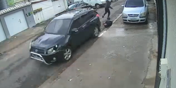 Vídeo: Vít1ma r3age a assalt0, sai atrop3land0 l@drões e um m0rr3