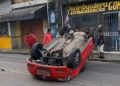 Condutor passa mal e causa ac1dente com capotament0 no bairro Lírio do Vale