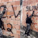 Vídeo: Policial apaga símbolo de f@cçã0 e marca território de boca de fumo com nome da Rocam em Manaus