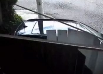 Vídeo: mulher bêbada quebra portão de motel na Avenida Brasil e sai sem pagar 