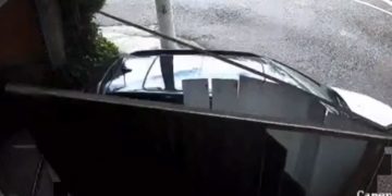 Vídeo: mulher bêbada quebra portão de motel na Avenida Brasil e sai sem pagar 