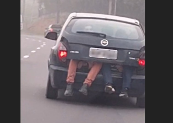 Vídeo: ‘Sextou’ com infração no trânsito e dois marmanjos no porta-malas de carro na avenida do Turismo