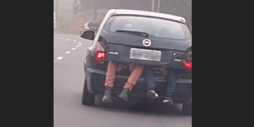 Vídeo: ‘Sextou’ com infração no trânsito e dois marmanjos no porta-malas de carro na avenida do Turismo