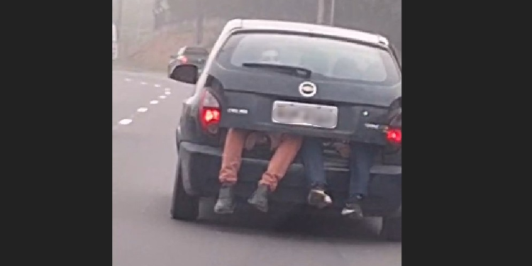 Vídeo: ‘Sextou’ com infração no trânsito e dois marmanjos no porta-malas de carro na avenida do Turismo