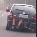 Vídeo: ‘Sextou’ com infração no trânsito e dois marmanjos no porta-malas de carro na avenida do Turismo