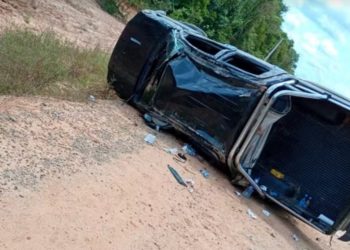 Pneu estoura, carro capota e duas pessoas m0rrem imediatamente no Amazonas