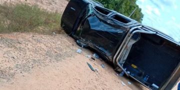 Pneu estoura, carro capota e duas pessoas m0rrem imediatamente no Amazonas