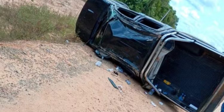 Pneu estoura, carro capota e duas pessoas m0rrem imediatamente no Amazonas