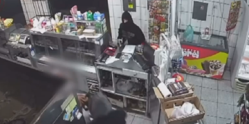 Vídeo: Idoso de 65 anos r3age a ass@lt0 com banco de madeira e espanta cr1min0sos em açougue