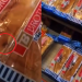Cliente flagra infestação de baratas em pacotes de pão no supermercado DB na Zona Norte