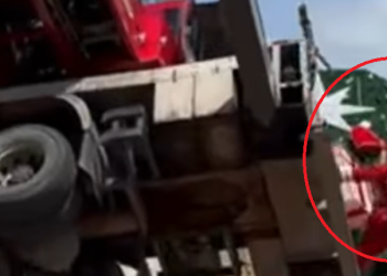 Vídeo: Papai Noel teve que se j0gar de guindaste durante montagem de árvore de Natal no Centro de Manaus