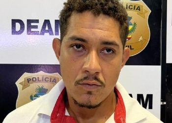 Idosa tem a casa invadida enquanto limpava a calçada e é ab*sada por mais de 1 hora