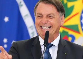 PL corta salário de Bolsonaro, mas Exército e Câmara continuam pagando aposentadoria 