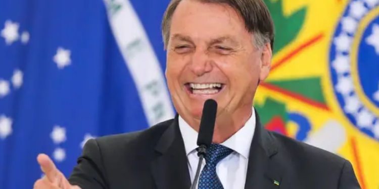 PL corta salário de Bolsonaro, mas Exército e Câmara continuam pagando aposentadoria