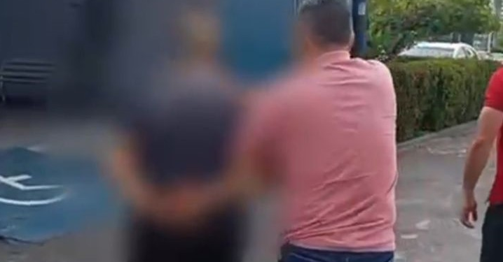 Americana fica em cárc3re privad0 pelo ex-namorado lutador e acaba tendo o bebê em casa em Manaus