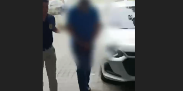 Professor pr3s0 por querer ter encontro com aluna de 16 anos foi filmado a importunand0 em Manacapuru