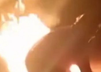 Vídeo mostra motor de “rabeta” em chamas com mulheres a bordo no Amazonas