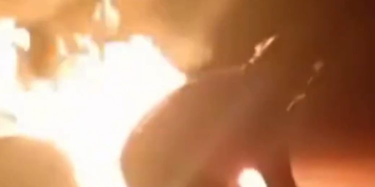 Vídeo mostra motor de “rabeta” em chamas com mulheres a bordo no Amazonas