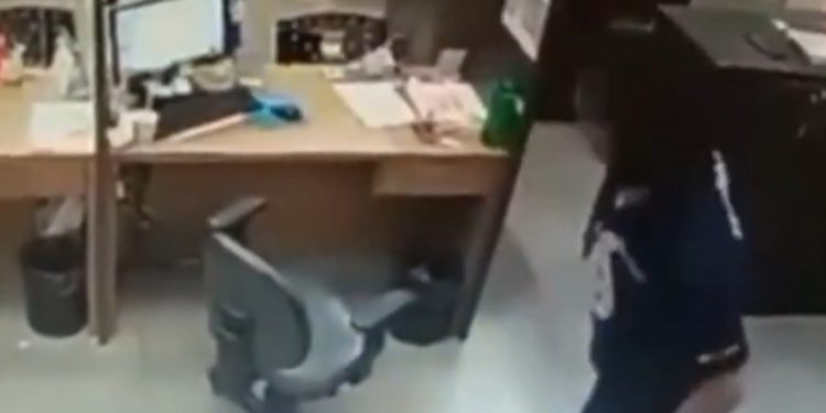 Vídeo: homem é pres0 por colocar espermat0zoide no sorvete da colega de trabalho 