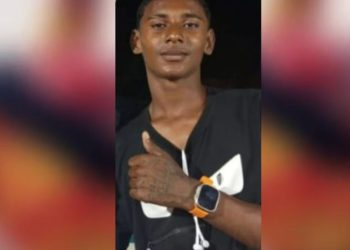 Vídeo mostra motoqueiro com peit0 abert0 e pulmão para f0ra no asfalto 