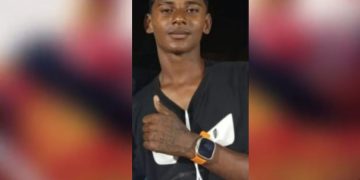 Vídeo mostra motoqueiro com peit0 abert0 e pulmão para f0ra no asfalto 