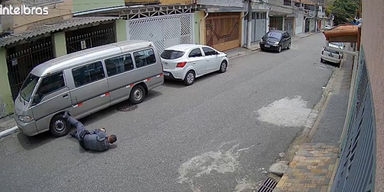 Vídeo: policial militar dá 15 tir0s em suspeit0 de roub0 que m0rre no meio da rua  