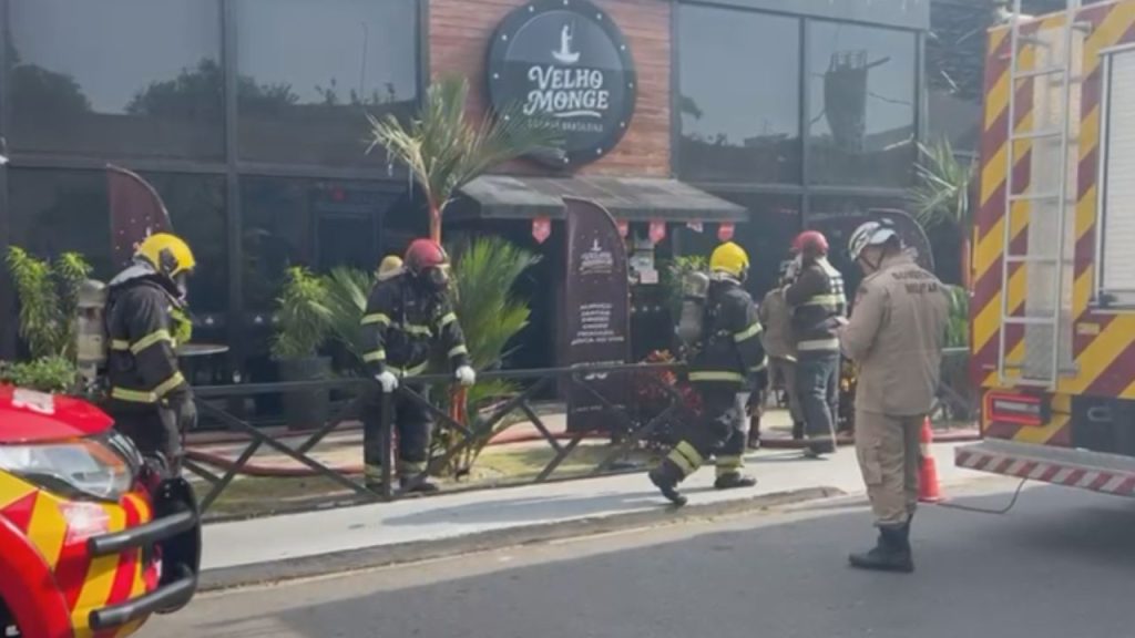 Fogo se espalha rapidamente e compromete estrutura de restaurante no Parque Dez