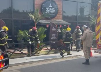 Fogo se espalha rapidamente e compromete estrutura de restaurante no Parque Dez